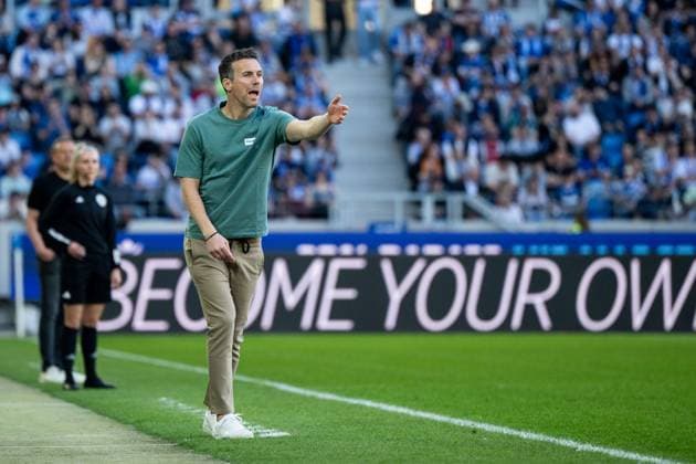 Christian Eichner Karlsruher SC, Trainer gesticulates, GER, Karlsruher SC KSC vs Hannover 96 H96 , Soccer 2 Bundesliga, 28 Matchday, Season 2024 2025, 04 04 2025 DFB DFL regulations prohibit any use of photographs as image sequences and or quasi video GER, Karlsruher SC KSC vs Hannover 96 H96 , Soccer 2 Bundesliga, 28 Matchday, Season 2024 2025, 04 04 2025 Karlsruhe Copyright: xEibner-Pressefoto Memmlerx EP_MMR