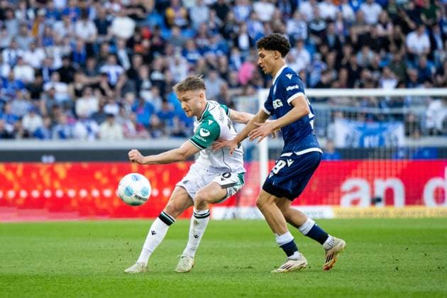 Jannik Dehm Hannover 96, 20 in duel with Louey Ben Farhat Karlsruher SC, 19 , GER, Karlsruher SC KSC vs Hannover 96 H96 , Soccer 2 Bundesliga, Matchday 28, Season 2024 2025, 04 04 2025 DFB DFL regulations prohibit any use of photographs as image sequences and or quasi video GER, Karlsruher SC KSC vs Hannover 96 H96 , Soccer 2 Bundesliga, Matchday 28, Season 2024 2025, 04 04 2025 Karlsruhe Copyright: xEibner-Pressefoto Memmlerx EP_MMR