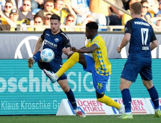 Marcel Hoffmeier SC Paderborn 07, 33 vs Richmond Tachie Eintracht Braunschweig, 29 GER, Eintracht Braunschweig vs SC Paderborn 07, 2 Bundesliga, Matchday 28, Season 2024 2025, 04 04 2025 DFL REGULATIONS PROHIBIT ANY USE OF PHOTOGRAPHS AS IMAGE SEQUENCES AND OR QUASI VIDEO GER, Eintracht Braunschweig vs SC Paderborn 07, 2 Bundesliga, Matchday 28, Season 2024 2025, 04 04 2025 Braunschweig Copyright: xEibner-Pressefoto ScottxColemanx EP_SCN