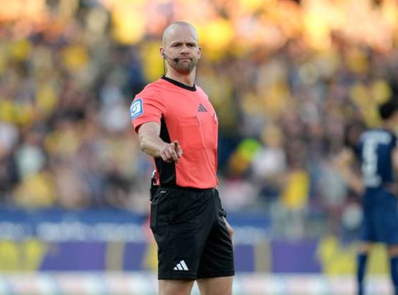Referee Patrick Schwengers GER, Eintracht Braunschweig vs SC Paderborn 07, 2 Bundesliga, Matchday 28, Season 2024 2025, 04 04 2025 DFL REGULATIONS PROHIBIT ANY USE OF PHOTOGRAPHS AS IMAGE SEQUENCES AND OR QUASI VIDEO GER, Eintracht Braunschweig vs SC Paderborn 07, 2 Bundesliga, Matchday 28, Season 2024 2025, 04 04 2025 Braunschweig Copyright: xEibner-Pressefoto ScottxColemanx EP_SCN