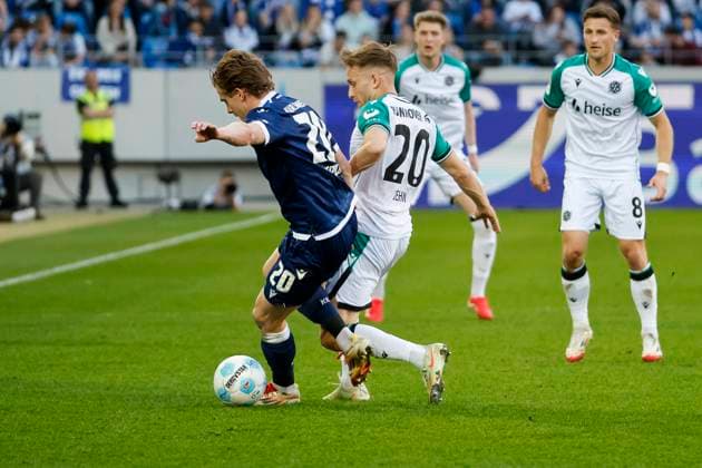 David Herold Karlsruher SC, 20 and Jannik Dehm Hannover 96, 20 in duel , Germany, Soccer, 2 Bundesliga, Matchday, 2024 2025, Karlsruher SC vs Hannover 96, 04 04 2025, BBBank Wildpark, Karlsruhe, Germany DFL REGULATIONS PROHIBIT ANY USE OF PHOTOGRAPHS AS IMAGE SEQUENCES AND OR QUASI VIDEO Karlsruhe BBBank Wildpark Baden Württemberg Germany Copyright: xGrantxHubbsx