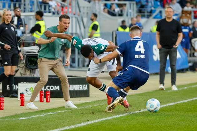 Jessic Ngankam Hannover 96, 07 and Marcel Beifus Karlsruher SC, 04 in duel , Germany, Soccer, 2 Bundesliga, Matchday, 2024 2025, Karlsruher SC vs Hannover 96, 04 04 2025, BBBank Wildpark, Karlsruhe, Germany DFL REGULATIONS PROHIBIT ANY USE OF PHOTOGRAPHS AS IMAGE SEQUENCES AND OR QUASI VIDEO Karlsruhe BBBank Wildpark Baden Württemberg Germany Copyright: xGrantxHubbsx