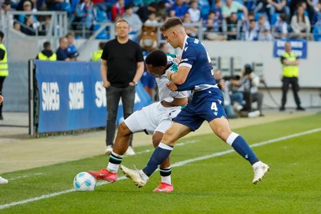 Jessic Ngankam Hannover 96, 07 and Marcel Beifus Karlsruher SC, 04 in duel , Germany, Soccer, 2 Bundesliga, Matchday, 2024 2025, Karlsruher SC vs Hannover 96, 04 04 2025, BBBank Wildpark, Karlsruhe, Germany DFL REGULATIONS PROHIBIT ANY USE OF PHOTOGRAPHS AS IMAGE SEQUENCES AND OR QUASI VIDEO Karlsruhe BBBank Wildpark Baden Württemberg Germany Copyright: xGrantxHubbsx
