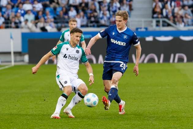 Enzo Leopold Hannover 96, 08 and David Herold Karlsruher SC, 20 in duel , Germany, Soccer, 2 Bundesliga, Matchday, 2024 2025, Karlsruher SC vs Hannover 96, 04 04 2025, BBBank Wildpark, Karlsruhe, Germany DFL REGULATIONS PROHIBIT ANY USE OF PHOTOGRAPHS AS IMAGE SEQUENCES AND OR QUASI VIDEO Karlsruhe BBBank Wildpark Baden Württemberg Germany Copyright: xGrantxHubbsx