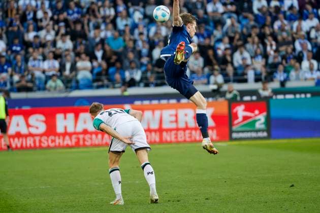 Jannik Dehm Hannover 96, 20 and David Herold Karlsruher SC, 20 fighting for the ball , Germany, Soccer, 2 Bundesliga, Matchday, 2024 2025, Karlsruher SC vs Hannover 96, 04 04 2025, BBBank Wildpark, Karlsruhe, Germany DFL REGULATIONS PROHIBIT ANY USE OF PHOTOGRAPHS AS IMAGE SEQUENCES AND OR QUASI VIDEO Karlsruhe BBBank Wildpark Baden Württemberg Germany Copyright: xGrantxHubbsx