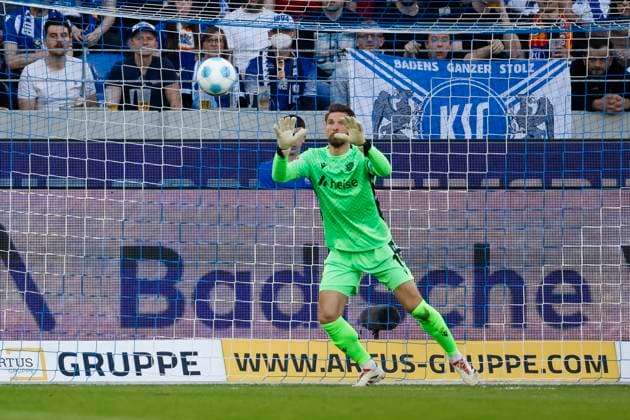 Ron Robert Zieler Hannover 96, 01 faengt den Ball , Germany, Football, 2 Bundesliga, Matchday, 2024 2025, Karlsruher SC vs Hannover 96, 04 04 2025, BBBank Wildpark, Karlsruhe, Germany DFL REGULATIONS PROHIBIT ANY USE OF PHOTOGRAPHS AS IMAGE SEQUENCES AND OR QUASI VIDEO Karlsruhe BBBank Wildpark Baden Württemberg Germany Copyright: xGrantxHubbsx