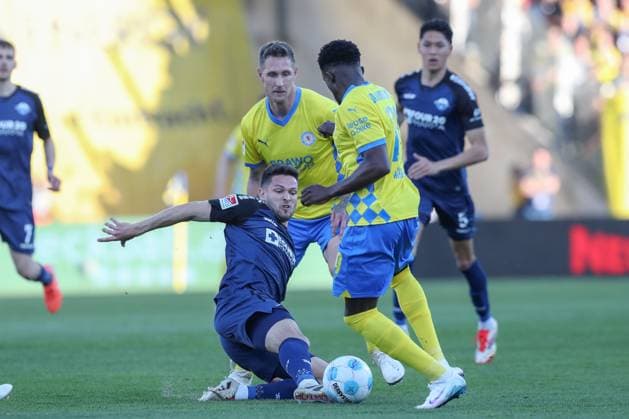 04 04 2025, xtgx, Soccer 2 Bundesliga, Eintracht Braunschweig SC Paderborn 07 emspor, v l Marcel Hoffmeier Paderborn, 33 , Richmond Tachie Braunschweig, 29 duel, duel, fight, tackle DFL DFB REGULATIONS PROHIBIT ANY USE OF PHOTOGRAPHS as IMAGE SEQUENCES and or QUASI VIDEO Braunschweig