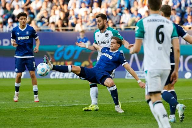 Dzenis Burnic Karlsruher SC, 07 and Boris Tomiak Hannover 96, 03 in duel , Germany, Soccer, 2 Bundesliga, Matchday, 2024 2025, Karlsruher SC vs Hannover 96, 04 04 2025, BBBank Wildpark, Karlsruhe, Germany DFL REGULATIONS PROHIBIT ANY USE OF PHOTOGRAPHS AS IMAGE SEQUENCES AND OR QUASI VIDEO Karlsruhe BBBank Wildpark Baden Württemberg Germany Copyright: xGrantxHubbsx