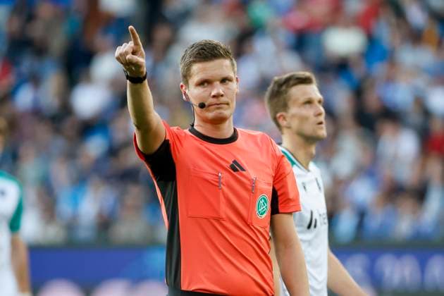 Referee Dr Florian Exner , Germany, Football, 2 Bundesliga, Matchday, 2024 2025, Karlsruher SC vs Hannover 96, 04 04 2025, BBBank Wildpark, Karlsruhe, Germany DFL REGULATIONS PROHIBIT ANY USE OF PHOTOGRAPHS AS IMAGE SEQUENCES AND OR QUASI VIDEO Karlsruhe BBBank Wildpark Baden Württemberg Germany Copyright: xGrantxHubbsx