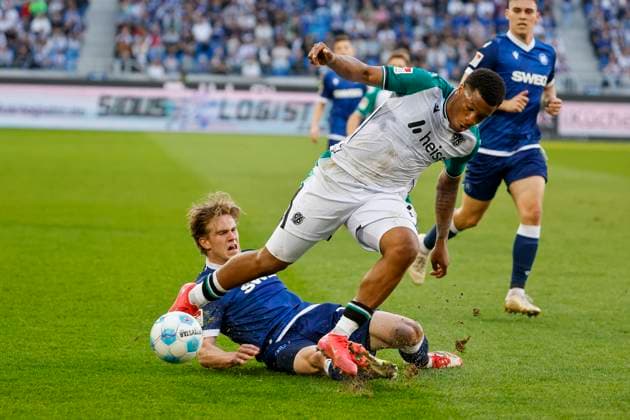 David Herold Karlsruher SC, 20 and Jessic Ngankam Hannover 96, 07 in duel , Germany, Soccer, 2 Bundesliga, Matchday, 2024 2025, Karlsruher SC vs Hannover 96, 04 04 2025, BBBank Wildpark, Karlsruhe, Germany DFL REGULATIONS PROHIBIT ANY USE OF PHOTOGRAPHS AS IMAGE SEQUENCES AND OR QUASI VIDEO Karlsruhe BBBank Wildpark Baden Württemberg Germany Copyright: xGrantxHubbsx