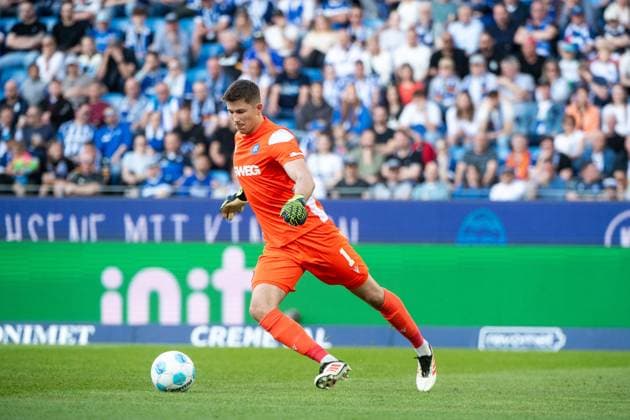 Max Weiß Karlsruher SC, 01 am Ball, GER, Karlsruher SC KSC vs Hannover 96 H96 , Fußball 2 Bundesliga, 28 Spieltag, Saison 2024 2025, 04 04 2025 DFB DFL regulations prohibit any use of photographs as image sequences and or quasi video GER, Karlsruher SC KSC vs Hannover 96 H96 , Fußball 2 Bundesliga, 28 Spieltag, Saison 2024 2025, 04 04 2025 Karlsruhe Copyright: xEibner-Pressefoto Memmlerx EP_MMR