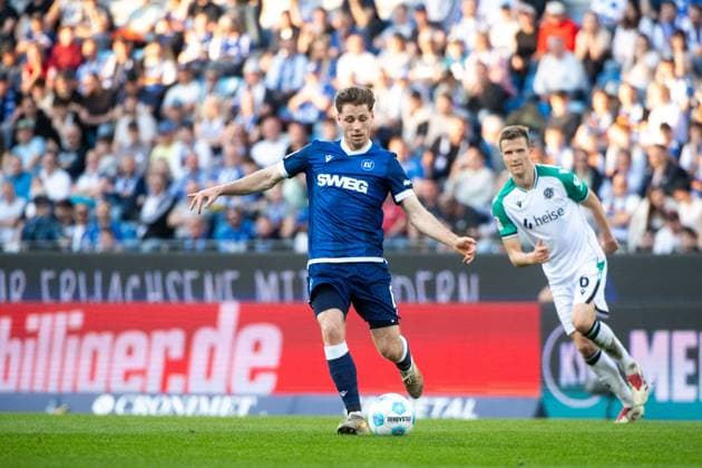 Leon Jensen Karlsruher SC, 06 on the ball, behind him Nicolo Tresoldi Hannover 96, 09 , GER, Karlsruher SC KSC vs Hannover 96 H96 , Soccer 2 Bundesliga, Matchday 28, Season 2024 2025, 04 04 2025 DFB DFL regulations prohibit any use of photographs as image sequences and or quasi video GER, Karlsruher SC KSC vs Hannover 96 H96 , Soccer 2 Bundesliga, Matchday 28, Season 2024 2025, 04 04 2025 Karlsruhe Copyright: xEibner-Pressefoto Memmlerx EP_MMR