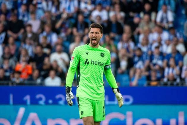Ron Robert Zieler Hannover 96, 01 aergert sich und gibt Anweisungen, GER, Karlsruher SC KSC vs Hannover 96 H96 , Fußball 2 Bundesliga, 28 Spieltag, Saison 2024 2025, 04 04 2025 DFB DFL regulations prohibit any use of photographs as image sequences and or quasi video GER, Karlsruher SC KSC vs Hannover 96 H96 , Fußball 2 Bundesliga, 28 Spieltag, Saison 2024 2025, 04 04 2025 Karlsruhe Copyright: xEibner-Pressefoto Memmlerx EP_MMR