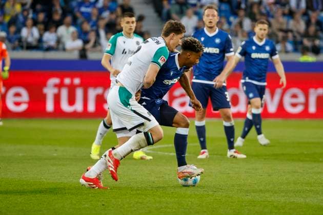 Phil Neumann Hannover 96, 05 and Bambase Conte Karlsruher SC, 31 in running duel , Germany, Soccer, 2 Bundesliga, Matchday, 2024 2025, Karlsruher SC vs Hannover 96, 04 04 2025, BBBank Wildpark, Karlsruhe, Germany DFL REGULATIONS PROHIBIT ANY USE OF PHOTOGRAPHS AS IMAGE SEQUENCES AND OR QUASI VIDEO Karlsruhe BBBank Wildpark Baden Württemberg Germany Copyright: xGrantxHubbsx