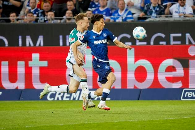 Louey Ben Ferhat Karlsruher SC, 19 and Jannik Dehm Hannover 96, 20 in running duel , Germany, Soccer, 2 Bundesliga, Matchday, 2024 2025, Karlsruher SC vs Hannover 96, 04 04 2025, BBBank Wildpark, Karlsruhe, Germany DFL REGULATIONS PROHIBIT ANY USE OF PHOTOGRAPHS AS IMAGE SEQUENCES AND OR QUASI VIDEO Karlsruhe BBBank Wildpark Baden Württemberg Germany Copyright: xGrantxHubbsx