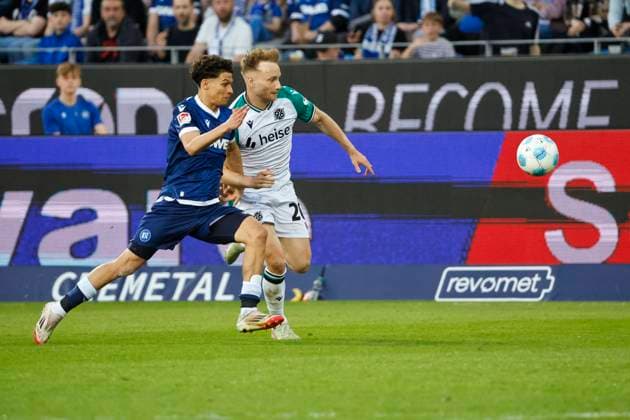 Louey Ben Ferhat Karlsruher SC, 19 and Jannik Dehm Hannover 96, 20 in running duel , Germany, Soccer, 2 Bundesliga, Matchday, 2024 2025, Karlsruher SC vs Hannover 96, 04 04 2025, BBBank Wildpark, Karlsruhe, Germany DFL REGULATIONS PROHIBIT ANY USE OF PHOTOGRAPHS AS IMAGE SEQUENCES AND OR QUASI VIDEO Karlsruhe BBBank Wildpark Baden Württemberg Germany Copyright: xGrantxHubbsx