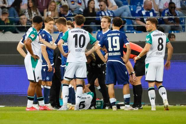 Fabian Kunze (Hannover 96, 06) verletzt am Boden , Deutschland, Fussball, 2. Bundesliga, .Spieltag, 2024 2025, Karlsruher SC vs. Hannover 96, 04.04.2025, BBBank Wildpark, Karlsruhe, Deutschland DFL REGULATIONS PROHIBIT ANY USE OF PHOTOGRAPHS AS IMAGE SEQUENCES AND OR QUASI-VIDEO. Karlsruhe BBBank Wildpark Baden-Württemberg Deutschland Copyright: xGrantxHubbsx