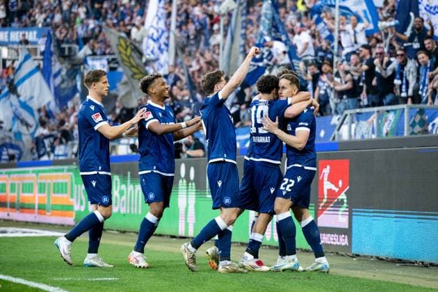 Christoph Kobald Karlsruher SC, 22 , Louey Ben Farhat Karlsruher SC, 19 , Leon Jensen Karlsruher SC, 06 , Bambase Conte Karlsruher SC, 31 and team celebrate the goal for 1 0, GER, Karlsruher SC KSC vs Hannover 96 H96 , Fußball 2 Bundesliga, 28 Spieltag, Saison 2024 2025, 04 04 2025 DFB DFL regulations prohibit any use of photographs as image sequences and or quasi video GER, Karlsruher SC KSC vs Hannover 96 H96 , Fußball 2 Bundesliga, 28 Spieltag, Saison 2024 2025, 04 04 2025 Karlsruhe Copyright: xEibner-Pressefoto Memmlerx EP_MMR