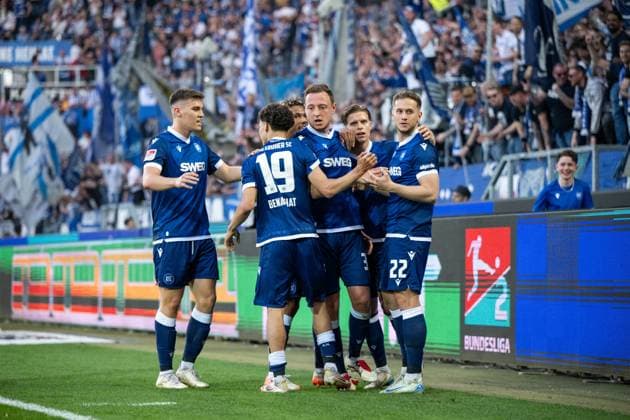 Christoph Kobald Karlsruher SC, 22 , Dzenis Burnic Karlsruher SC, 07 , Robin Bormuth Karlsruher SC, 32 , Louey Ben Farhat Karlsruher SC, 19 , Marcel Beifus Karlsruher SC, 04 and team celebrate the goal for 1 0, GER, Karlsruher SC KSC vs Hannover 96 H96 , Football 2 Bundesliga, 28 Matchday, Season 2024 2025, 04 04 2025 DFB DFL regulations prohibit any use of photographs as image sequences and or quasi video GER, Karlsruher SC KSC vs Hannover 96 H96 , Football 2 Bundesliga, 28 Matchday, Season 2024 2025, 04 04 2025 Karlsruhe Copyright: xEibner-Pressefoto Memmlerx EP_MMR
