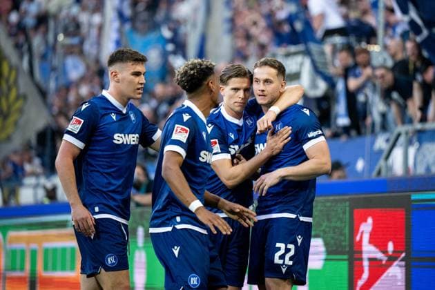 Christoph Kobald Karlsruher SC, 22 , Dzenis Burnic Karlsruher SC, 07 , Bambase Conte Karlsruher SC, 31 , Marcel Beifus Karlsruher SC, 04 and team celebrate the goal for 1 0, GER, Karlsruher SC KSC vs Hannover 96 H96 , Fußball 2 Bundesliga, 28 Spieltag, Saison 2024 2025, 04 04 2025 DFB DFL regulations prohibit any use of photographs as image sequences and or quasi video GER, Karlsruher SC KSC vs Hannover 96 H96 , Fußball 2 Bundesliga, 28 Spieltag, Saison 2024 2025, 04 04 2025 Karlsruhe Copyright: xEibner-Pressefoto Memmlerx EP_MMR