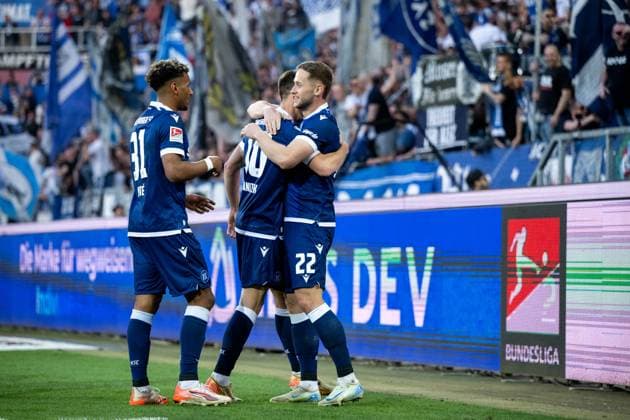Christoph Kobald Karlsruher SC, 22 , Marvin Wanitzek Karlsruher SC, 10 , Bambase Conte Karlsruher SC, 31 and team celebrate the goal for 1 0, GER, Karlsruher SC KSC vs Hannover 96 H96 , Soccer 2 Bundesliga, Matchday 28, Saison 2024 2025, 04 04 2025 DFB DFL regulations prohibit any use of photographs as image sequences and or quasi video GER, Karlsruher SC KSC vs Hannover 96 H96 , Fußball 2 Bundesliga, 28 Spieltag, Saison 2024 2025, 04 04 2025 Karlsruhe Copyright: xEibner-Pressefoto Memmlerx EP_MMR
