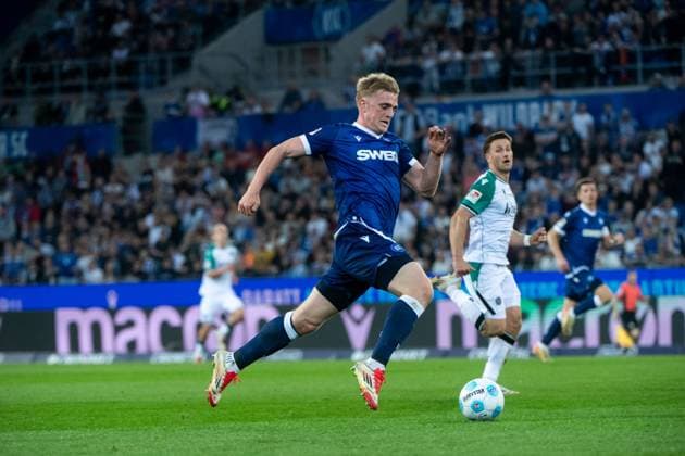 Mikkel Kaufmann Karlsruher SC, 14 on the ball, GER, Karlsruher SC KSC vs Hannover 96 H96 , Soccer 2 Bundesliga, 28 Matchday, Season 2024 2025, 04 04 2025 DFB DFL regulations prohibit any use of photographs as image sequences and or quasi video GER, Karlsruher SC KSC vs Hannover 96 H96 , Soccer 2 Bundesliga, 28 Matchday, Season 2024 2025, 04 04 2025 Karlsruhe Copyright: xEibner-Pressefoto Memmlerx EP_MMR