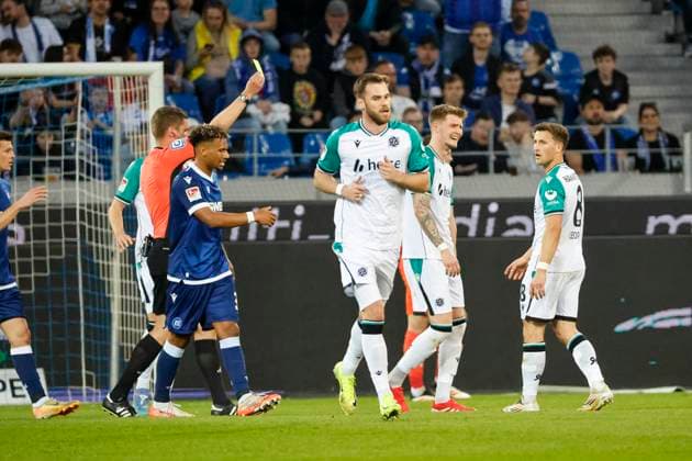 Josh Knight Hannover 96, 02 gets yellow card from referee Dr Florian Exner , Germany, Football, 2 Bundesliga, Matchday, 2024 2025, Karlsruher SC vs Hannover 96, 04 04 2025, BBBank Wildpark, Karlsruhe, Germany DFL REGULATIONS PROHIBIT ANY USE OF PHOTOGRAPHS AS IMAGE SEQUENCES AND OR QUASI VIDEO Karlsruhe BBBank Wildpark Baden Württemberg Germany Copyright: xGrantxHubbsx