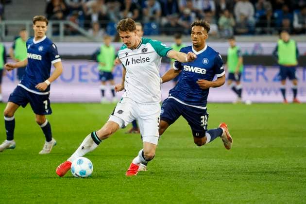 Phil Neumann Hannover 96, 05 and Bambase Conte Karlsruher SC, 31 in running duel , Germany, Soccer, 2 Bundesliga, Matchday, 2024 2025, Karlsruher SC vs Hannover 96, 04 04 2025, BBBank Wildpark, Karlsruhe, Germany DFL REGULATIONS PROHIBIT ANY USE OF PHOTOGRAPHS AS IMAGE SEQUENCES AND OR QUASI VIDEO Karlsruhe BBBank Wildpark Baden Württemberg Germany Copyright: xGrantxHubbsx