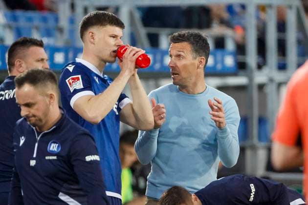 Andrin Hunziker Karlsruher SC, 09 and Christian Eichner Karlsruher SC, Trainer im Dialog , Germany, Soccer, 2 Bundesliga, Matchday, 2024 2025, Karlsruher SC vs Hannover 96, 04 04 2025, BBBank Wildpark, Karlsruhe, Germany DFL REGULATIONS PROHIBIT ANY USE OF PHOTOGRAPHS AS IMAGE SEQUENCES AND OR QUASI VIDEO Karlsruhe BBBank Wildpark Baden Württemberg Germany Copyright: xGrantxHubbsx