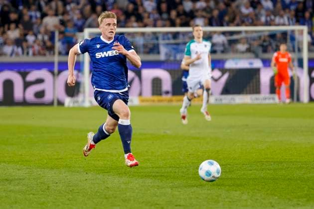 mikkel Kaufmann Karlsruher SC, 14 on the ball , Germany, Football, 2 Bundesliga, Matchday, 2024 2025, Karlsruher SC vs Hannover 96, 04 04 2025, BBBank Wildpark, Karlsruhe, Germany DFL REGULATIONS PROHIBIT ANY USE OF PHOTOGRAPHS AS IMAGE SEQUENCES AND OR QUASI VIDEO Karlsruhe BBBank Wildpark Baden Württemberg Germany Copyright: xGrantxHubbsx