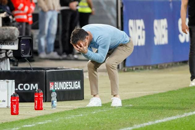 Christian Eichner Karlsruher SC, Coach , Germany, Football, 2 Bundesliga, Matchday, 2024 2025, Karlsruher SC vs Hannover 96, 04 04 2025, BBBank Wildpark, Karlsruhe, Germany DFL REGULATIONS PROHIBIT ANY USE OF PHOTOGRAPHS AS IMAGE SEQUENCES AND OR QUASI VIDEO Karlsruhe BBBank Wildpark Baden Württemberg Germany Copyright: xGrantxHubbsx