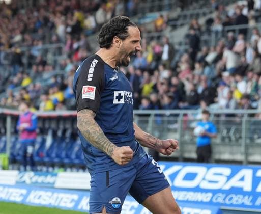 Adriano Grimaldi SC Paderborn 07, 39 celebrates after his goal for 2 1 for Paderborn GER, Eintracht Braunschweig vs SC Paderborn 07, 2 Bundesliga, Matchday 28, Season 2024 2025, 04 04 2025 DFL REGULATES PROHIBIT ANY USE OF PHOTOGRAPHS AS IMAGE SEQUENCES AND OR QUASI VIDEO GER, Eintracht Braunschweig vs SC Paderborn 07, 2 Bundesliga, Matchday 28, Season 2024 2025, 04 04 2025 Braunschweig Copyright: xEibner-Pressefoto ScottxColemanx EP_SCN
