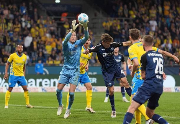 Ron Thorben Hoffmann Eintracht Braunschweig, 1 with ball GER, Eintracht Braunschweig vs SC Paderborn 07, 2 Bundesliga, 28 Matchday, Season 2024 2025, 04 04 2025 DFL REGULATIONS PROHIBIT ANY USE OF PHOTOGRAPHS AS IMAGE SEQUENCES AND OR QUASI VIDEO GER, Eintracht Braunschweig vs SC Paderborn 07, 2 Bundesliga, 28 Matchday, Season 2024 2025, 04 04 2025 Braunschweig Copyright: xEibner-Pressefoto ScottxColemanx EP_SCN
