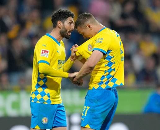 Fabio Kaufmann Eintracht Braunschweig, 7 Talks with Sven Koehler Eintracht Braunschweig, 27 GER, Eintracht Braunschweig vs SC Paderborn 07, 2 Bundesliga, 28 Matchday, Season 2024 2025, 04 04 2025 DFL REGULATES PROHIBIT ANY USE OF PHOTOGRAPHS AS IMAGE SEQUENCES AND OR QUASI VIDEO GER, Eintracht Braunschweig vs SC Paderborn 07, 2 Bundesliga, 28 Matchday, Season 2024 2025, 04 04 2025 Braunschweig Copyright: xEibner-Pressefoto ScottxColemanx EP_SCN