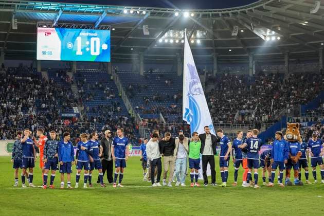 Karlsruher SC after the match , Germany, Soccer, 2 Bundesliga, Matchday, 2024 2025, Karlsruher SC vs Hannover 96, 04 04 2025, BBBank Wildpark, Karlsruhe, Germany DFL REGULATIONS PROHIBIT ANY USE OF PHOTOGRAPHS AS IMAGE SEQUENCES AND OR QUASI VIDEO Karlsruhe BBBank Wildpark Baden Württemberg Germany Copyright: xGrantxHubbsx