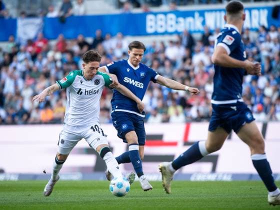 Jannik Rochelt Hannover 96, 10 in duel with Dzenis Burnic Karlsruher SC, 07 , GER, Karlsruher SC KSC vs Hannover 96 H96 , Soccer 2 Bundesliga, 28 Matchday, Season 2024 2025, 04 04 2025 DFB DFL regulations prohibit any use of photographs as image sequences and or quasi video GER, Karlsruher SC KSC vs Hannover 96 H96 , Soccer 2 Bundesliga, 28 Matchday, Season 2024 2025, 04 04 2025 Karlsruhe Copyright: xEibner-Pressefoto Memmlerx EP_MMR