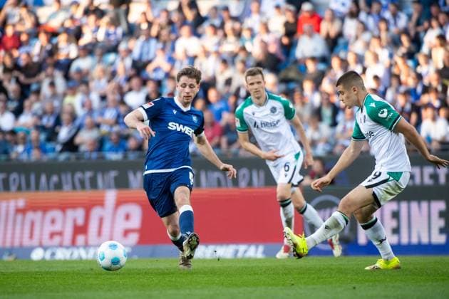 Leon Jensen Karlsruher SC, 06 in duel with Nicolo Tresoldi Hannover 96, 09 , GER, Karlsruher SC KSC vs Hannover 96 H96 , Soccer 2 Bundesliga, Matchday 28, Season 2024 2025, 04 04 2025 DFB DFL regulations prohibit any use of photographs as image sequences and or quasi video GER, Karlsruher SC KSC vs Hannover 96 H96 , Soccer 2 Bundesliga, Matchday 28, Season 2024 2025, 04 04 2025 Karlsruhe Copyright: xEibner-Pressefoto Memmlerx EP_MMR