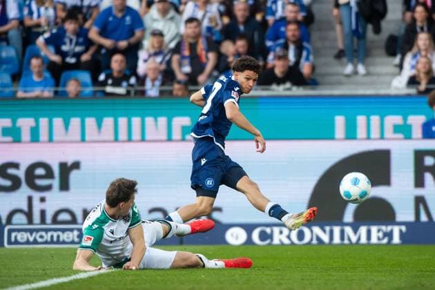 Louey Ben Farhat Karlsruher SC, 19 on the ball misses the goal chance, GER, Karlsruher SC KSC vs Hannover 96 H96 , Soccer 2 Bundesliga, 28 Matchday, Season 2024 2025, 04 04 2025 DFB DFL regulations prohibit any use of photographs as image sequences and or quasi video GER, Karlsruher SC KSC vs Hannover 96 H96 , Soccer 2 Bundesliga, 28 Matchday, Season 2024 2025, 04 04 2025 Karlsruhe Copyright: xEibner-Pressefoto Memmlerx EP_MMR
