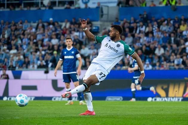 Brooklyn Ezeh Hannover 96, 37 on the ball, GER, Karlsruher SC KSC vs Hannover 96 H96 , Soccer 2 Bundesliga, 28 Matchday, Season 2024 2025, 04 04 2025 DFB DFL regulations prohibit any use of photographs as image sequences and or quasi video GER, Karlsruher SC KSC vs Hannover 96 H96 , Soccer 2 Bundesliga, 28 Matchday, Season 2024 2025, 04 04 2025 Karlsruhe Copyright: xEibner-Pressefoto Memmlerx EP_MMR