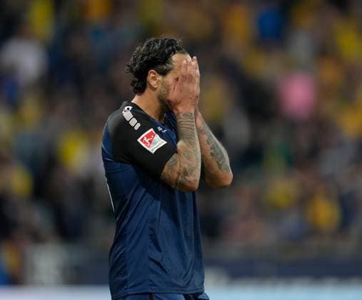 Adriano Grimaldi SC Paderborn 07, 39 Gestures after a missed goal chance GER, Eintracht Braunschweig vs SC Paderborn 07, 2 Bundesliga, Matchday 28, Season 2024 2025, 04 04 2025 DFL REGULATIONS PROHIBIT ANY USE OF PHOTOGRAPHS AS IMAGE SEQUENCES AND OR QUASI VIDEO GER, Eintracht Braunschweig vs SC Paderborn 07, 2 Bundesliga, Matchday 28, Season 2024 2025, 04 04 2025 Braunschweig Copyright: xEibner-Pressefoto ScottxColemanx EP_SCN