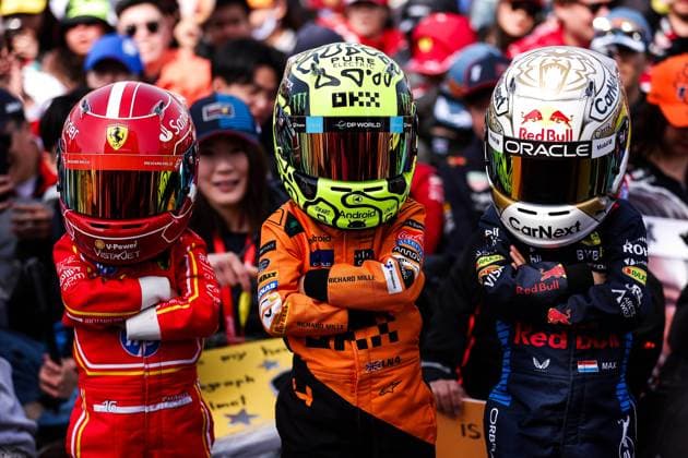 Sport Bilder des Tages F1 - JAPANESE GRAND PRIX 2025 Japanese fans of LECLERC Charles (mco), Scuderia Ferrari SF-25, portrait, NORRIS Lando (gbr), McLaren F1 Team MCL39, portrait and VERSTAPPEN Max (ned), Red Bull Racing RB21, portrait during the Formula 1 Lenovo Japanese Grand Prix 2025, 3rd round of the 2025 FIA Formula One World Championship, WM, Weltmeisterschaft from April 4 to 6, 2025 on the Suzuka Circuit, in Suzuka, Japan - SuzukaJapan Copyright: xEricxAlonsox