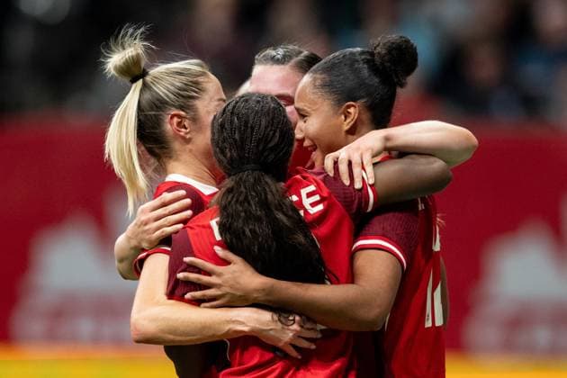 Fußball, Frauen Länderspiel, Kanada - Argentinien April 4, 2025, Vancouver, Bc, CANADA: Canada s Jade Rose, right, celebrates her goal against Argentina with teammates during the first half of an International Friendly, Länderspiel, Nationalmannschaft soccer match in Vancouver, on Friday, April 4, 2025. Canada News - April 4, 2025 - ZUMAc35_ 20250404_zaf_c35_099 Copyright: xEthanxCairnsx