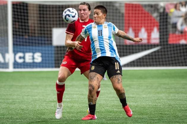 Fußball, Frauen Länderspiel, Kanada - Argentinien April 4, 2025, Vancouver, Bc, CANADA: Canada s Vanessa Gilles (14) and Argentina s Yamila Rodriguez (11) vie for the ball during the first half of an International Friendly, Länderspiel, Nationalmannschaft soccer match in Vancouver, on Friday, April 4, 2025. Canada News - April 4, 2025 - ZUMAc35_ 20250404_zaf_c35_102 Copyright: xEthanxCairnsx