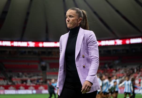 Fußball, Frauen Länderspiel, Kanada - Argentinien April 4, 2025, Vancouver, Bc, CANADA: Canada women s national team, Nationalteam soccer head coach Casey Stoney walks to the bench before an International Friendly, Länderspiel, Nationalmannschaft soccer match against Argentina in Vancouver, on Friday, April 4, 2025. Canada News - April 4, 2025 - ZUMAc35_ 20250404_zaf_c35_109 Copyright: xEthanxCairnsx