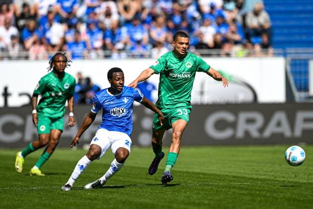 Merveille Papela SV Darmstadt 98, 21 in duel with Maximilian Dietz SpVgg Greuther Fürth, 33 GER, SV Darmstadt 98 vs SpVgg Greuther Fuerth, 2 Bundesliga, Soccer, Matchday 28, Season 2024 2025, 05 04 2025 DFL REGULATES PROHIBIT ANY USE OF PHOTOGRAPHS as IMAGE SEQUENCES and or QUASI VIDEO GER, SV Darmstadt 98 vs SpVgg Greuther Fuerth, 2 Bundesliga, Football, 28 Matchday, Season 2024 2025, 05 04 2025 Darmstadt Copyright: xEibner-Pressefoto FlorianxWiegandx EP_FWD