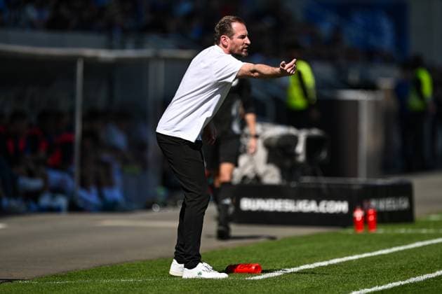 Jan Siewert SpVgg Greuther Fürth, Coach gesticulates, GER, SV Darmstadt 98 vs SpVgg Greuther Fuerth, 2 Bundesliga, Football, 28 Matchday, Season 2024 2025, 05 04 2025 DFL REGULATIONS PROHIBIT ANY USE OF PHOTOGRAPHS as IMAGE SEQUENCES and or QUASI VIDEO GER, SV Darmstadt 98 vs SpVgg Greuther Fuerth, 2 Bundesliga, Football, 28 Matchday, Season 2024 2025, 05 04 2025 Darmstadt Copyright: xEibner-Pressefoto FlorianxWiegandx EP_FWD