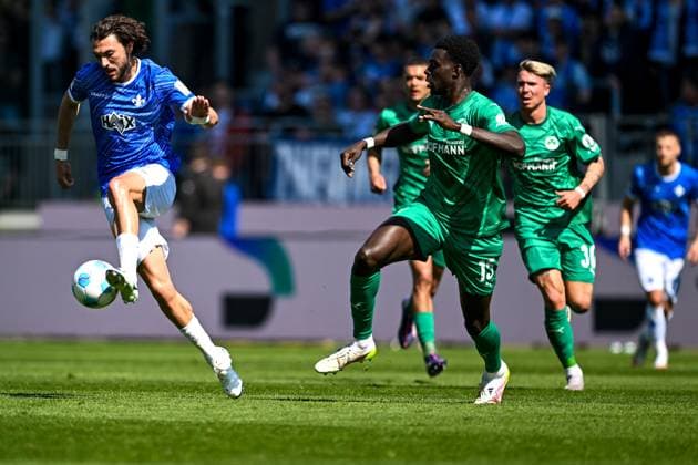 Fraser Hornby SV Darmstadt 98, 09 in duel with Joshua Quarshie SpVgg Greuther Fuerth, 15 , GER, SV Darmstadt 98 vs SpVgg Greuther Fuerth, 2 Bundesliga, Soccer, Matchday 28, Season 2024 2025, 05 04 2025 DFL REGULATIONS PROHIBIT ANY USE OF PHOTOGRAPHS as IMAGE SEQUENCES and or QUASI VIDEO GER, SV Darmstadt 98 vs SpVgg Greuther Fuerth, 2 Bundesliga, Football, 28 Matchday, Season 2024 2025, 05 04 2025 Darmstadt Copyright: xEibner-Pressefoto FlorianxWiegandx EP_FWD