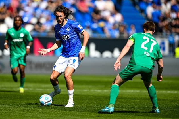 Fraser Hornby SV Darmstadt 98, 09 on the ball, before Luca Itter SpVgg Greuther Fürth, 27 , GER, SV Darmstadt 98 vs SpVgg Greuther Fuerth, 2 Bundesliga, Soccer, Matchday 28, Season 2024 2025, 05 04 2025 DFL REGULATIONS PROHIBIT ANY USE OF PHOTOGRAPHS as IMAGE SEQUENCES and or QUASI VIDEO GER, SV Darmstadt 98 vs SpVgg Greuther Fuerth, 2 Bundesliga, Football, 28 Matchday, Season 2024 2025, 05 04 2025 Darmstadt Copyright: xEibner-Pressefoto FlorianxWiegandx EP_FWD