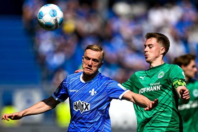 Isac Lidberg SV Darmstadt 98, 07 in duel with Luca Itter SpVgg Greuther Fürth, 27 , GER, SV Darmstadt 98 vs SpVgg Greuther Fuerth, 2 Bundesliga, Soccer, Matchday 28, Season 2024 2025, 05 04 2025 DFL REGULATIONS PROHIBIT ANY USE OF PHOTOGRAPHS as IMAGE SEQUENCES and or QUASI VIDEO GER, SV Darmstadt 98 vs SpVgg Greuther Fuerth, 2 Bundesliga, Football, 28 Matchday, Season 2024 2025, 05 04 2025 Darmstadt Copyright: xEibner-Pressefoto FlorianxWiegandx EP_FWD