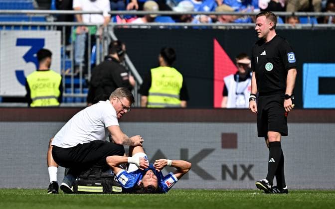 05 04 2025, xfux, Fussball 2 Bundesliga, SV Darmstadt 98 SpVgg Greuther Fuerth v l Fraser Hornby SV Darmstadt 98 receive an injury, bursied, harried, hurt, injured, trauma, disappointed, crestfallen, verletzt, injury DFL DFB REGULATIONS PROHIBIT ANY USE OF PHOTOGRAPHS as IMAGE SEQUENCES and or QUASI VIDEO Licensing of this image to and or by SV Darmstadt 1898 e V and subsidiaries is not permitted No release of or sale to SV Darmstadt 1898 e V Darmstadt